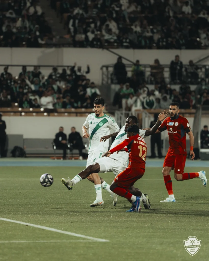 الأهلي يتجاوز ضمك بهدف كيسيه ويعتلي صدارة الدوري