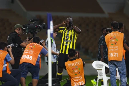 الاتحاد يتخطى الخليج بصعوبة ويعزز موقعه في ترتيب الدوري