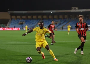 النصر يتصدر مؤقتًا بفوز صعب على الرياض في دوري روشن
