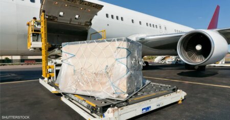 حرب إيران تضرب الشحن الجوي عبر خفض السعة ورفع التكاليف