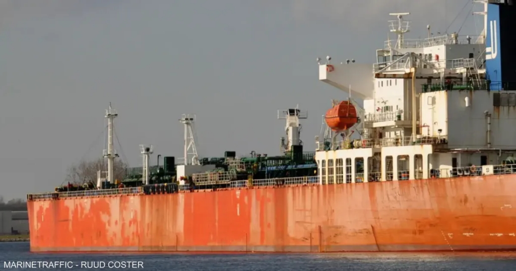 سلطنة عُمان: وفاة أحد أفراد طاقم ناقلة نفط بعد استهدافها