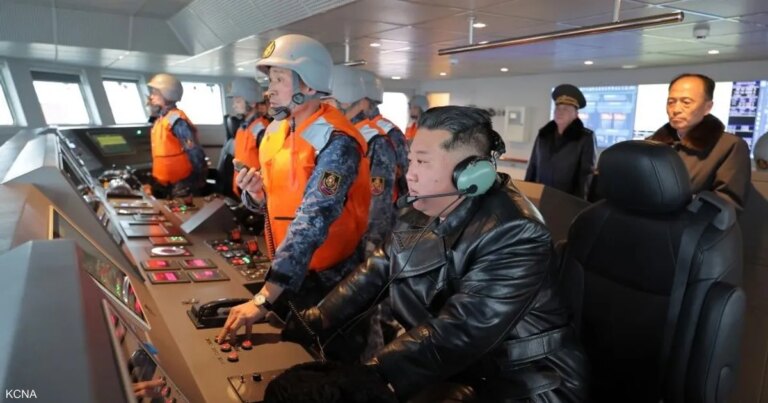 تزامنا مع حرب إيران.. كيم يشرف على اختبار مدمرة بحرية متطورة