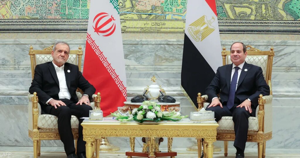 في محاولة لوقف الحرب.. مصدر دبلوماسي يرجح "الوساطة المصرية"