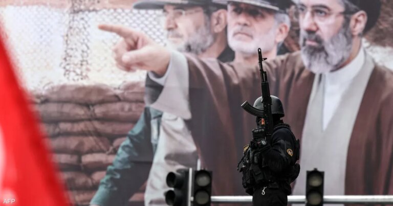 تهديد بالإعدام ورجال ملثمون.. كيف تواجه إيران أزمتها؟