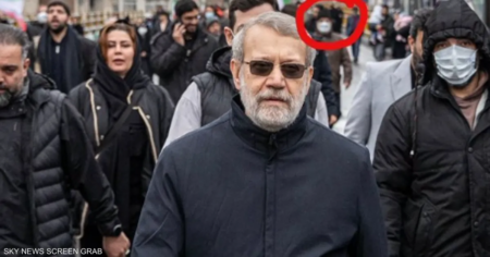 تنبأ بمقتل لاريجاني قبل أيام.. السبب "جاسوس" في خلفية الصورة