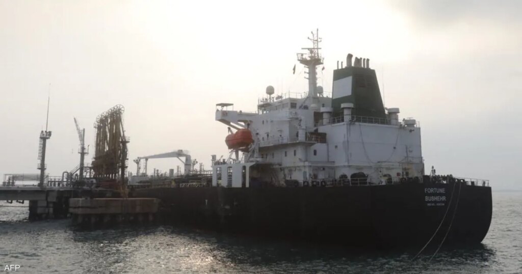 واشنطن تسمح مؤقتا بتسليم وبيع النفط الإيراني العالق في البحر