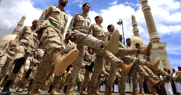 إيران تلعب بورقة الحوثيين لاستهداف الملاحة في البحر الأحمر