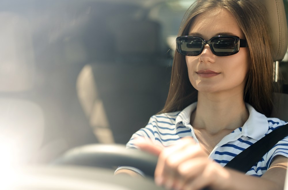 نصائح لاختيار النظارة الشمسية المثالية لقيادة السيارة بأسلوب أنيق