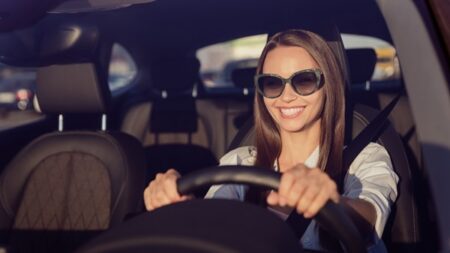 نصائح لاختيار النظارة الشمسية المثالية لقيادة السيارة بأسلوب أنيق نصائح لاختيار النظارة الشمسية المثالية لقيادة السيارة بأسلوب أنيق