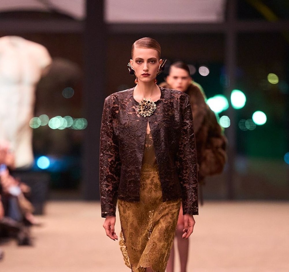 «سان لوران» لخريف وشتاء 2026-2027.. 60 عامًا على «لو سموكينغ» والشرارة لا تنطفئ