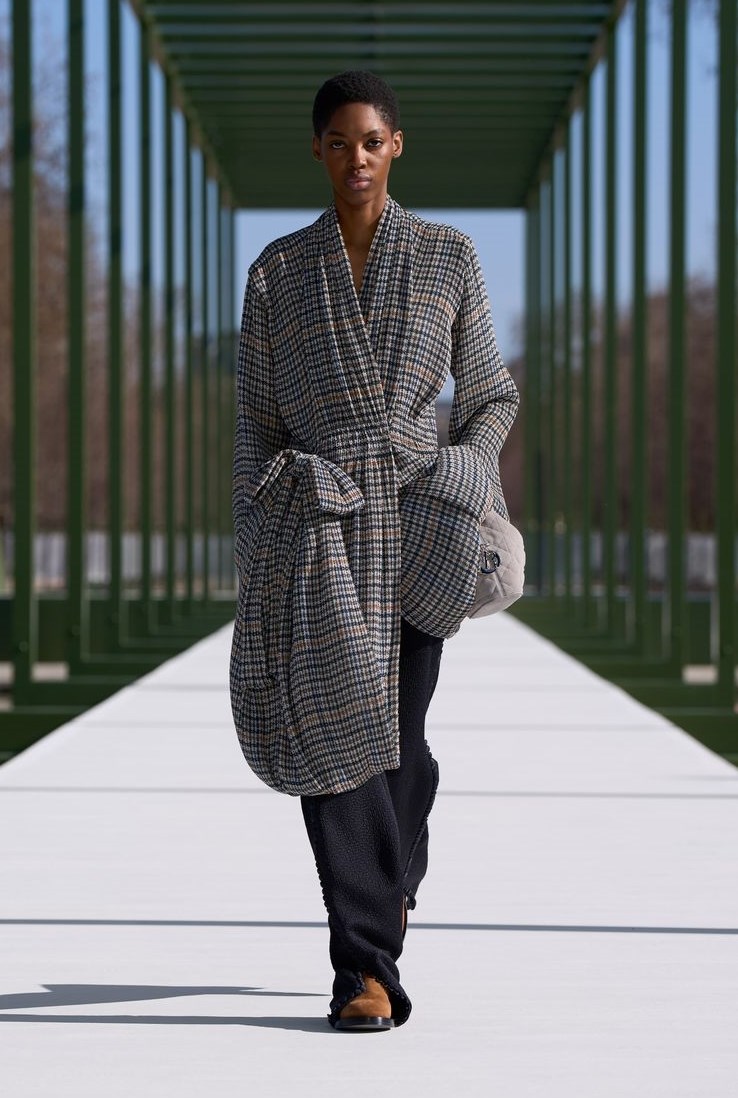 مجموعة «ديور» لخريف وشتاء 2026.. «ملك الشمس» يتوج في باريس