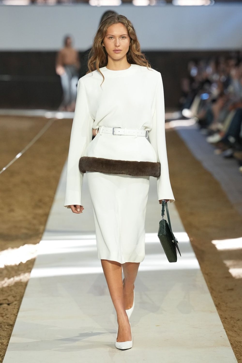 «عام الحصان».. مجموعة مستوحاة من الفروسية لستيلا مكارتني في باريس 2026