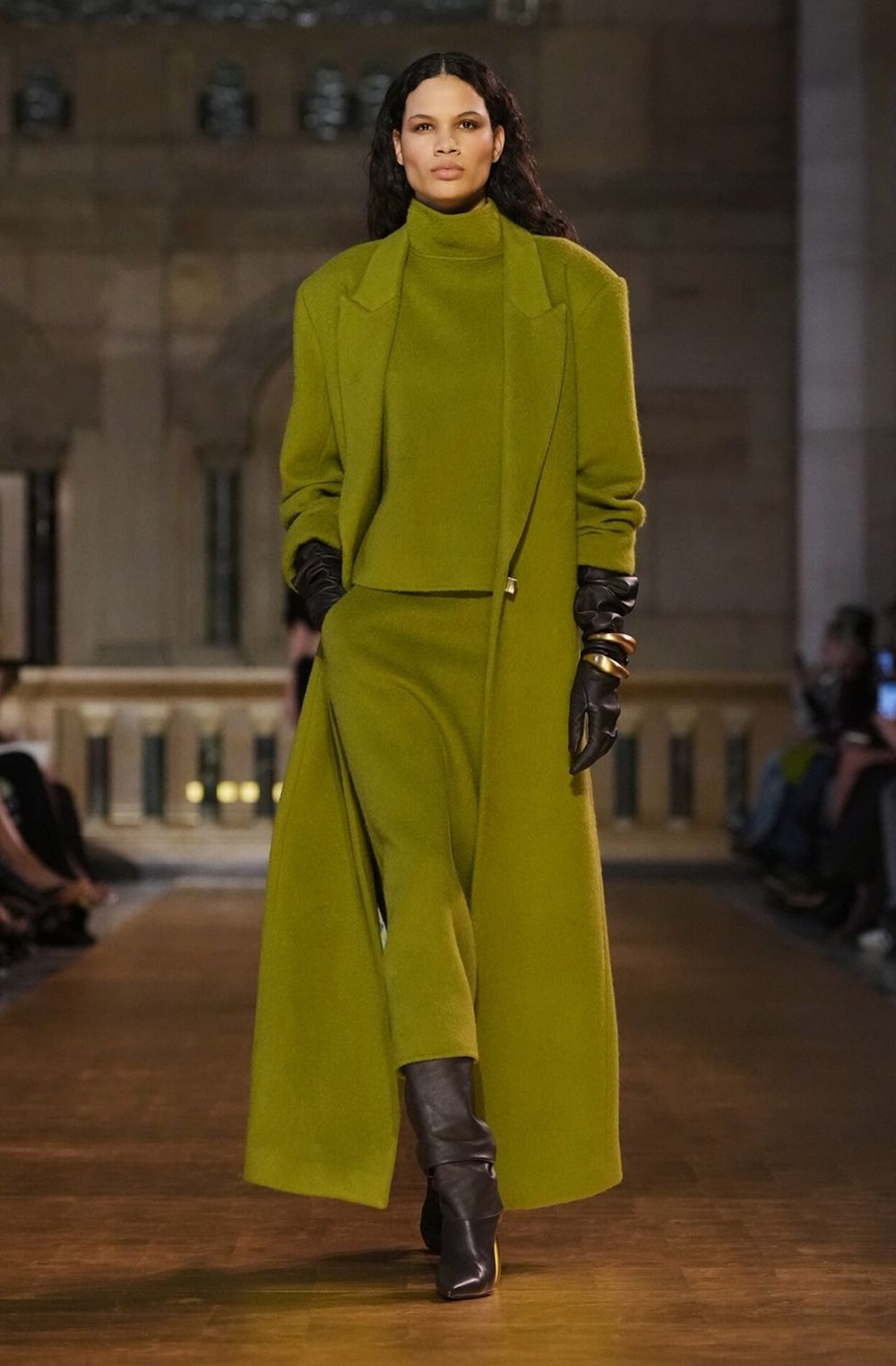 قفازات الجلد الطويلة.. أناقة تلامس أطراف أصابعكِ في رمضان