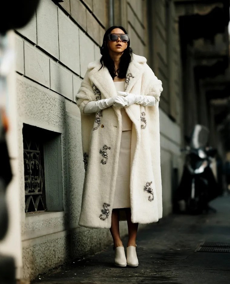 قفازات الجلد الطويلة.. أناقة تلامس أطراف أصابعكِ في رمضان