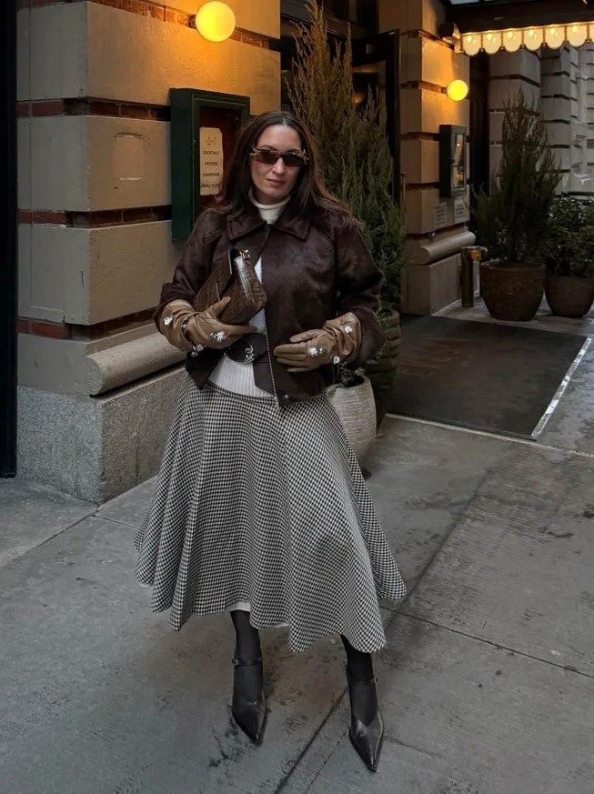 قفازات الجلد الطويلة.. أناقة تلامس أطراف أصابعكِ في رمضان