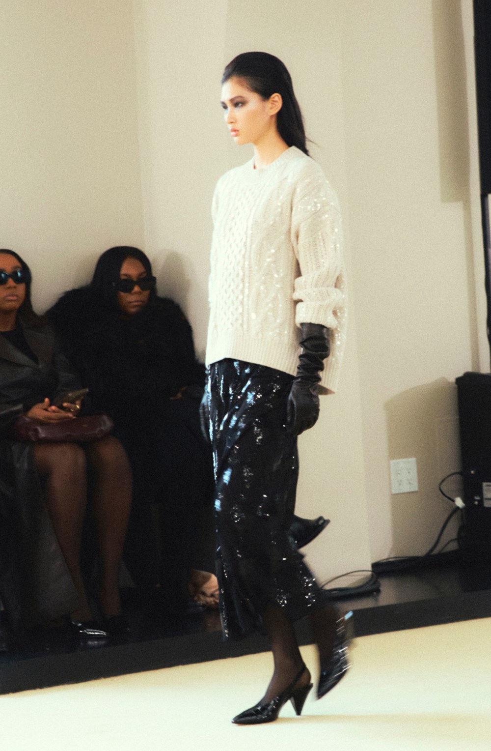 قفازات الجلد الطويلة.. أناقة تلامس أطراف أصابعكِ في رمضان