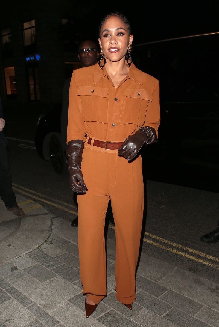 قفازات الجلد الطويلة.. أناقة تلامس أطراف أصابعكِ في رمضان