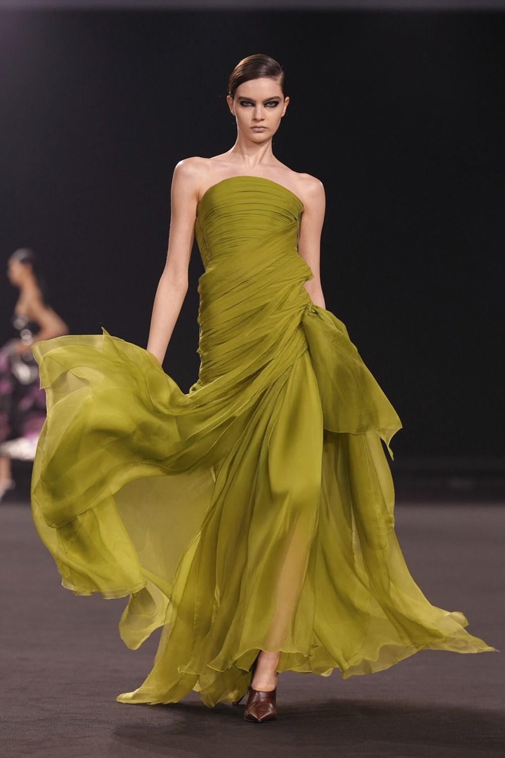 إيلي صعب ينقل أجواء مانهاتن إلى باريس في عرض خريف وشتاء 2026