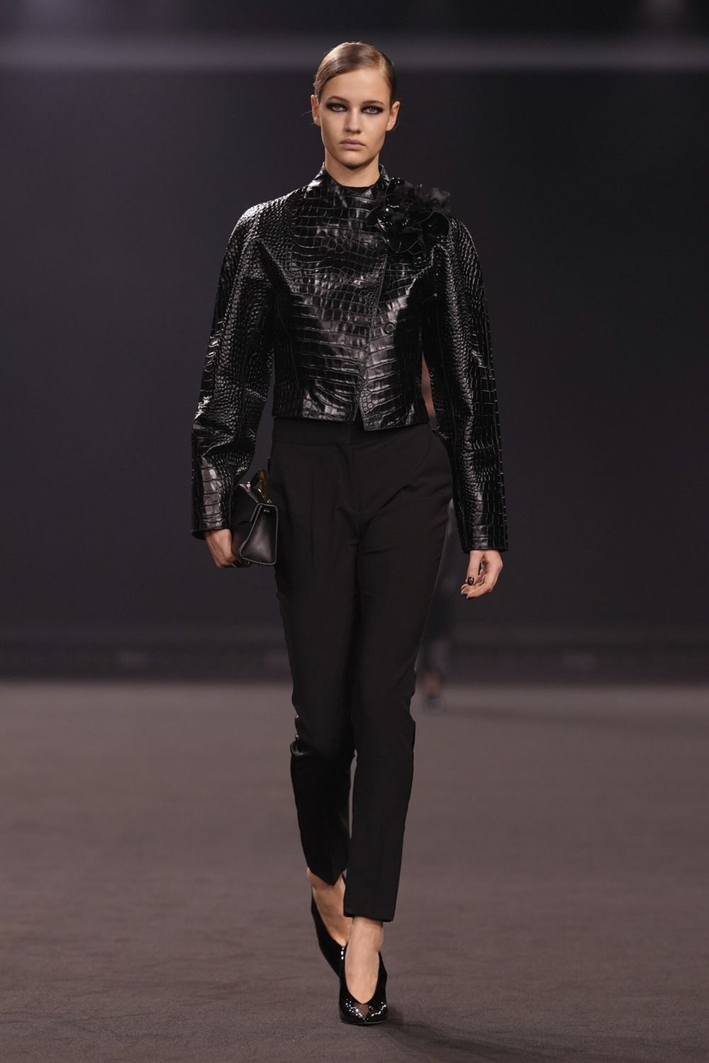 إيلي صعب ينقل أجواء مانهاتن إلى باريس في عرض خريف وشتاء 2026