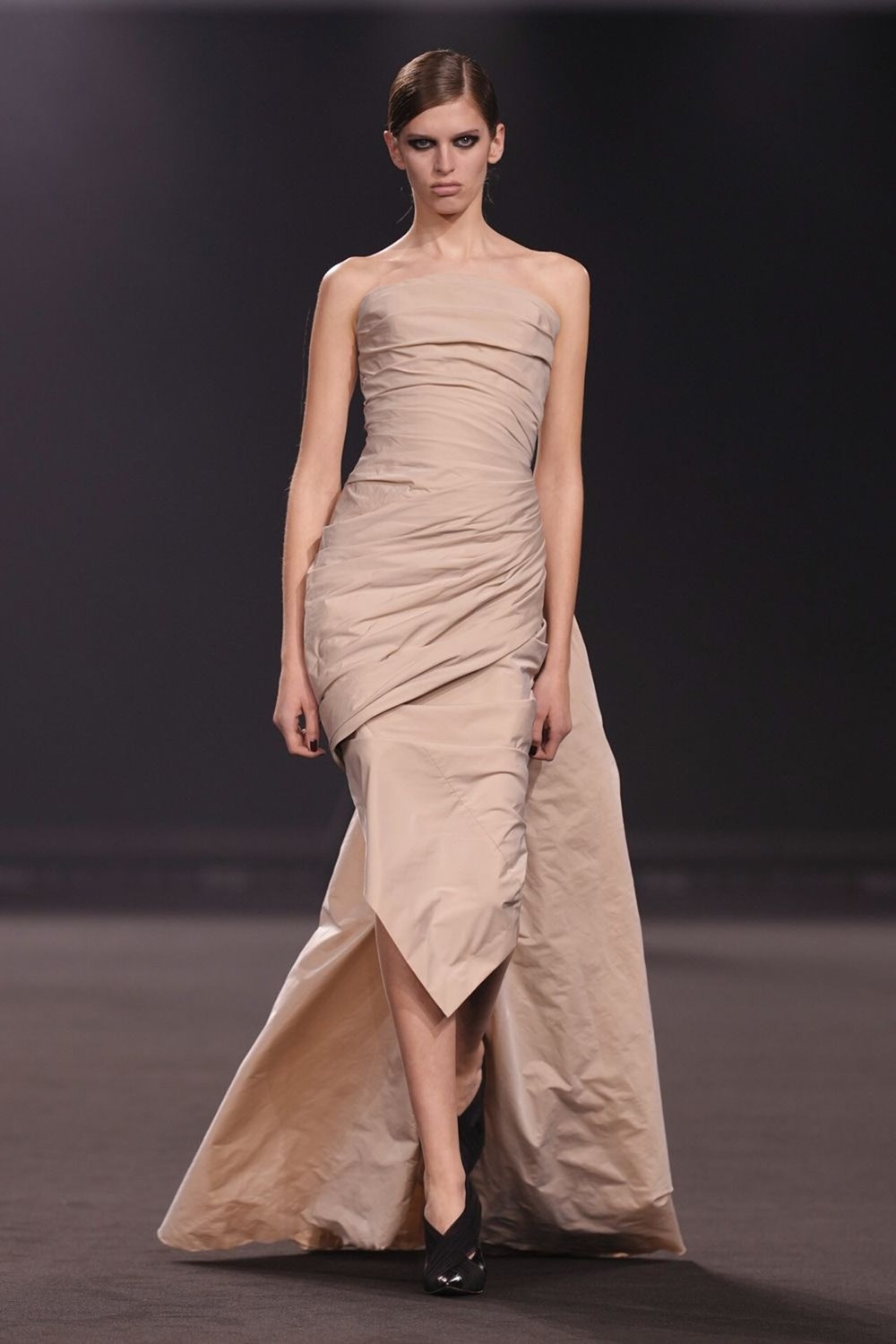 إيلي صعب ينقل أجواء مانهاتن إلى باريس في عرض خريف وشتاء 2026