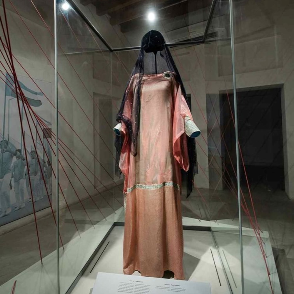 ثوب من تصميم الشيخة اليازية بنت نهيان يُعرض في متحف الشندغة