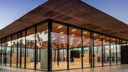 ثوب من تصميم الشيخة اليازية بنت نهيان يُعرض في متحف الشندغة