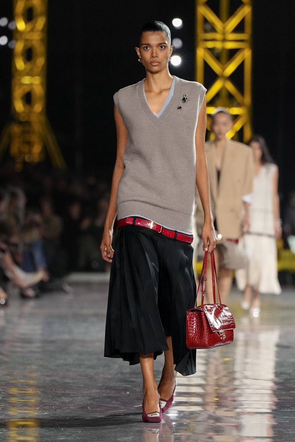 باريس تتحدث بلغة «شانيل» و«زيمرمان».. في ختام أسبوع الموضة