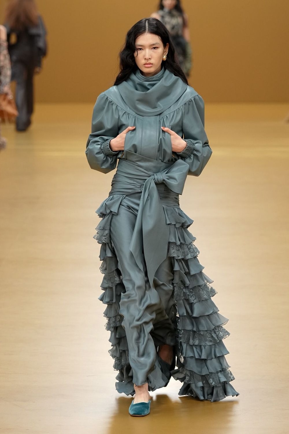 باريس تتحدث بلغة «شانيل» و«زيمرمان».. في ختام أسبوع الموضة