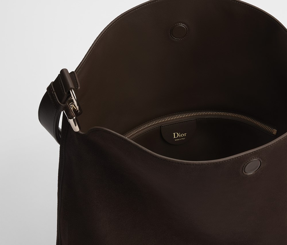 حقيبة «ديورلي».. بيان الأناقة العفوية والحرية الانسيابية