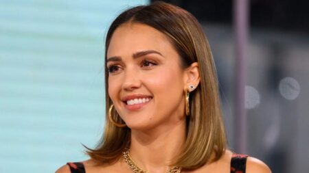 كيف تنسّقين الأقراط الدائرية لأي مناسبة.. وتبدين متألقة دائماً؟