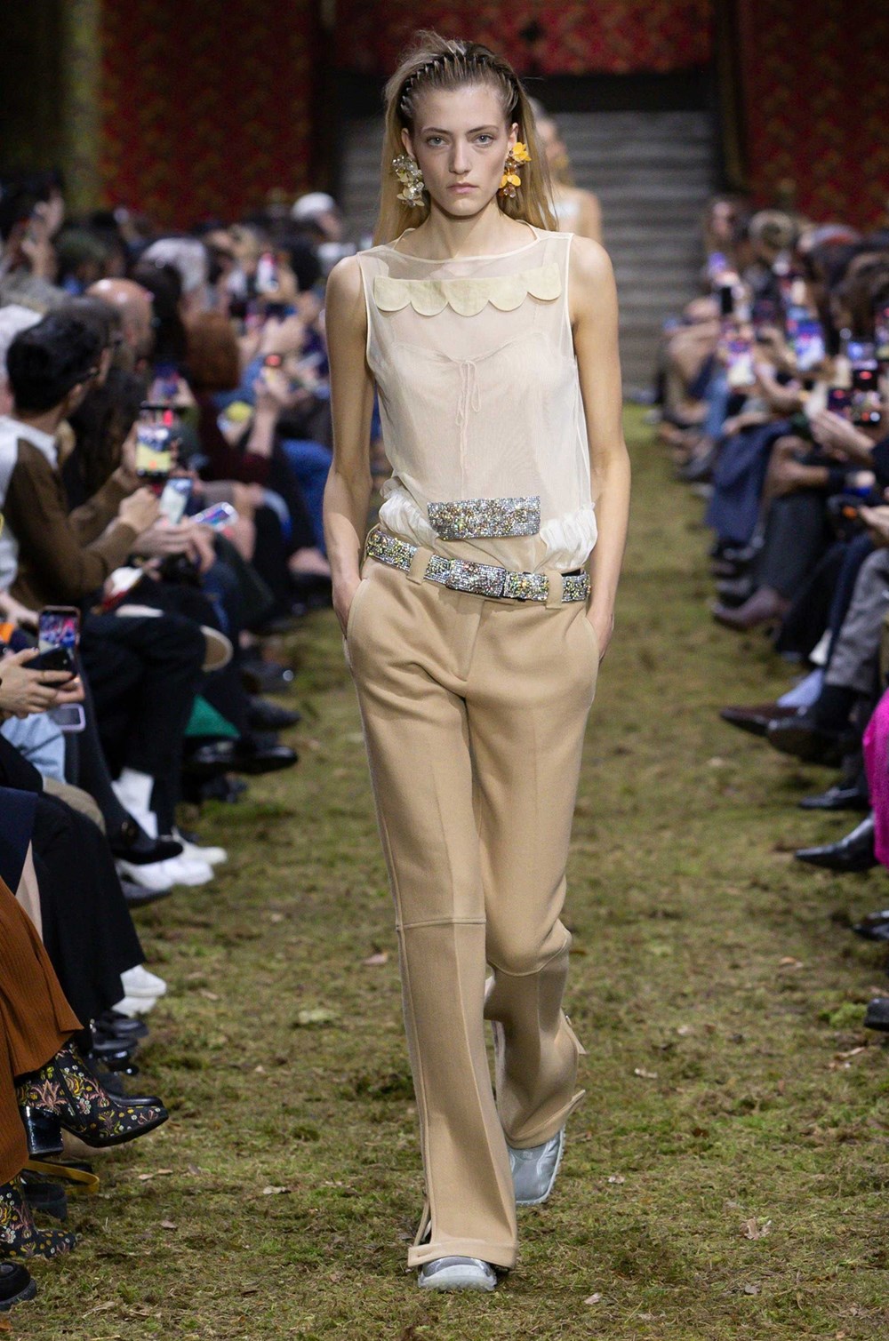 «ميو ميو» خريف 2026.. تناقضات الأحجام والمقاييس في مجموعتها الجديدة