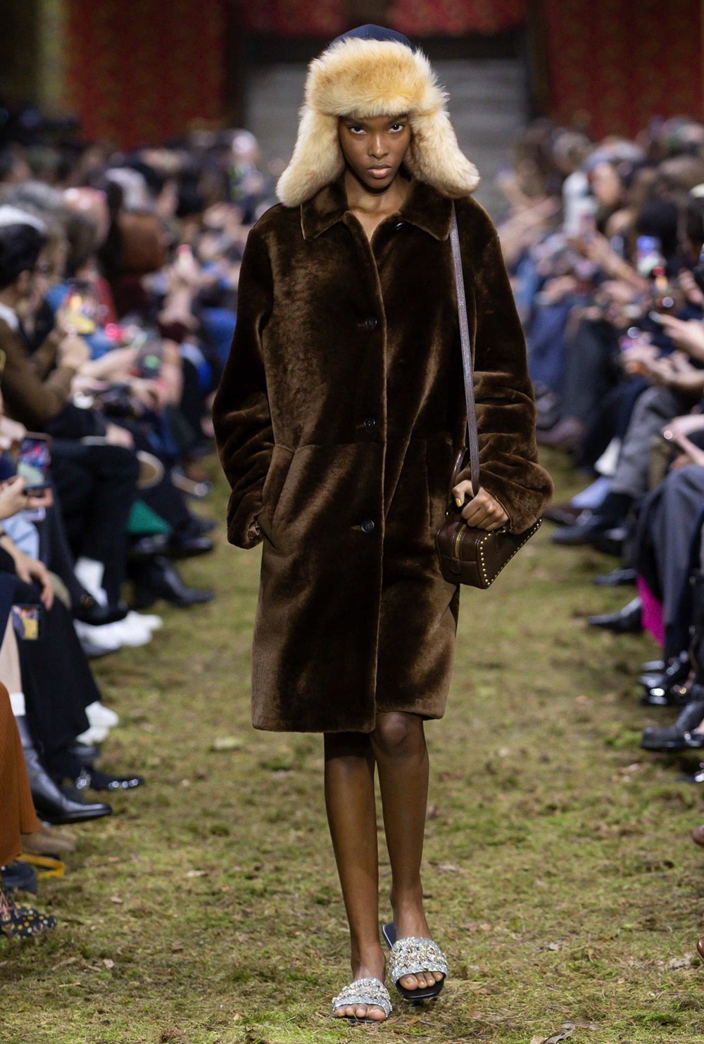 «ميو ميو» خريف 2026.. تناقضات الأحجام والمقاييس في مجموعتها الجديدة