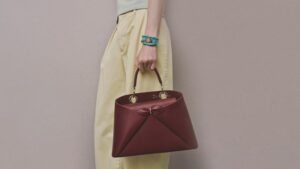 أزياء «ديور» لموسم الربيع والصيف.. أرشيف يُعاد تخيّله