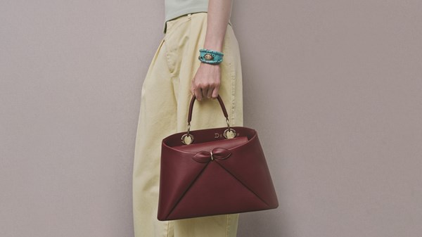 أزياء «ديور» لموسم الربيع والصيف.. أرشيف يُعاد تخيّله أزياء «ديور» لموسم الربيع والصيف.. أرشيف يُعاد تخيّله