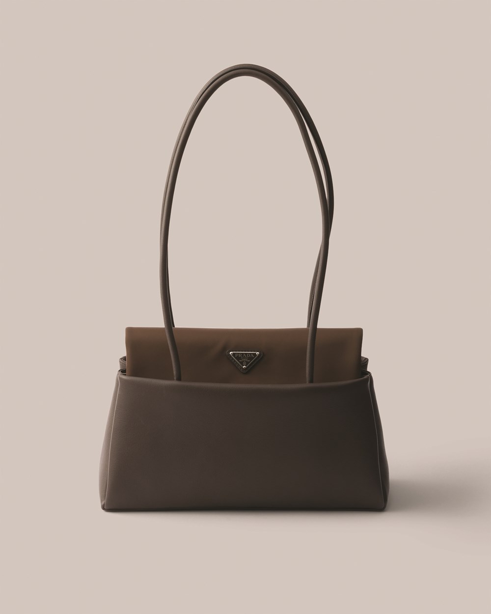 حقيبة Prada Passage.. تصميم ذكي للحياة اليومية