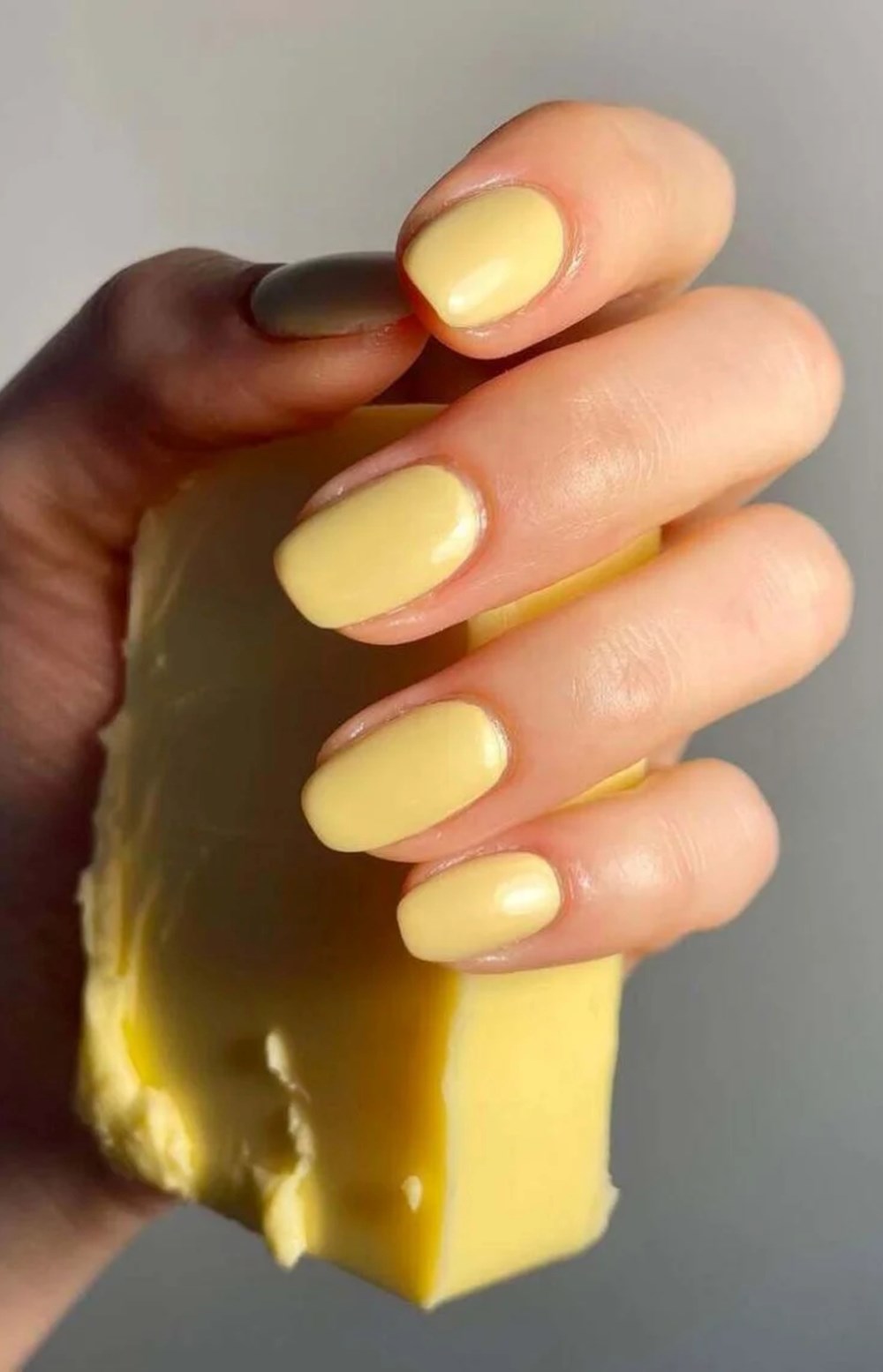 أظافر بلون الزبدة الناعمة.. سرّ الإطلالة المشرقة في العيد