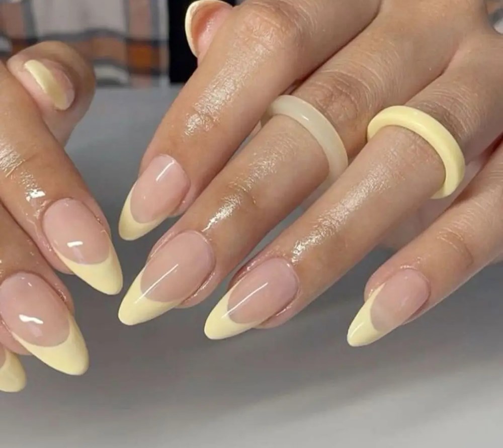 أظافر بلون الزبدة الناعمة.. سرّ الإطلالة المشرقة في العيد