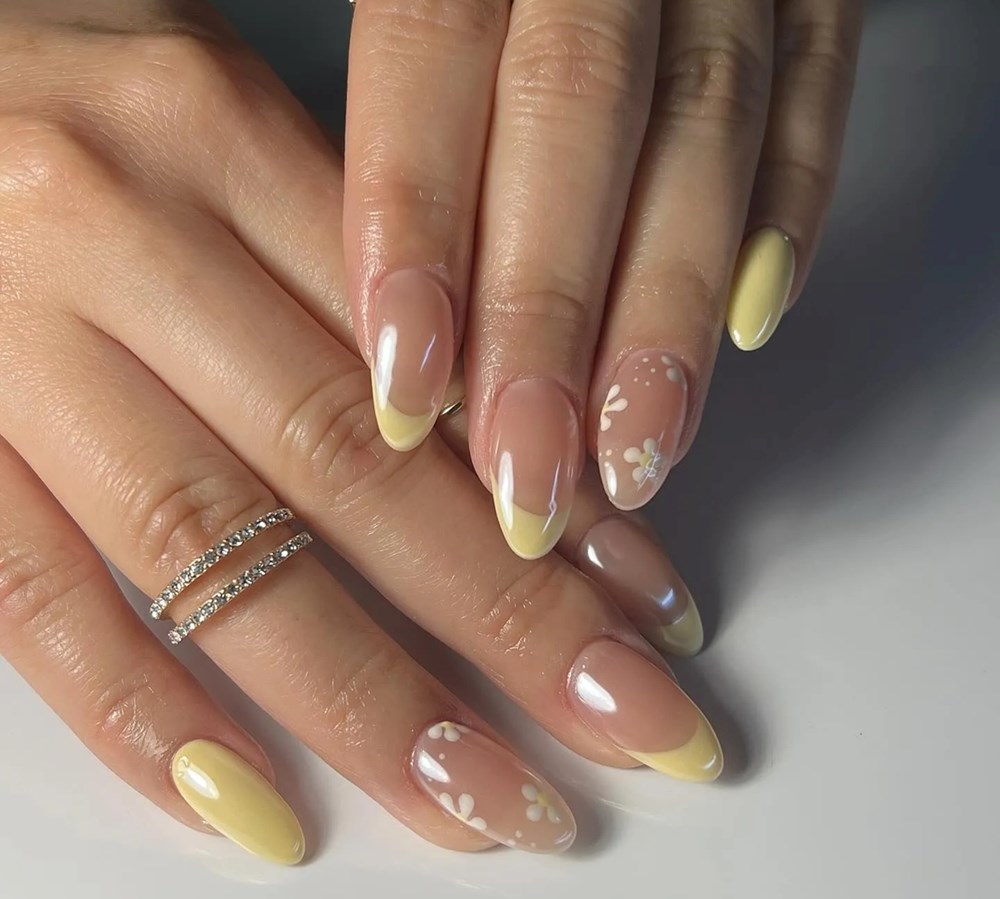 أظافر بلون الزبدة الناعمة.. سرّ الإطلالة المشرقة في العيد