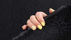 أظافر بلون الزبدة الناعمة.. سرّ الإطلالة المشرقة في العيد