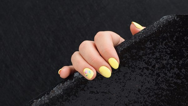 أظافر بلون الزبدة الناعمة.. سرّ الإطلالة المشرقة في العيد أظافر بلون الزبدة الناعمة.. سرّ الإطلالة المشرقة في العيد