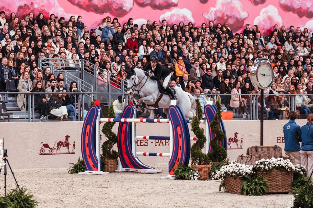 «Saut Hermès 2026».. خيول تسابق الريح بأناقة خالدة في قلب باريس