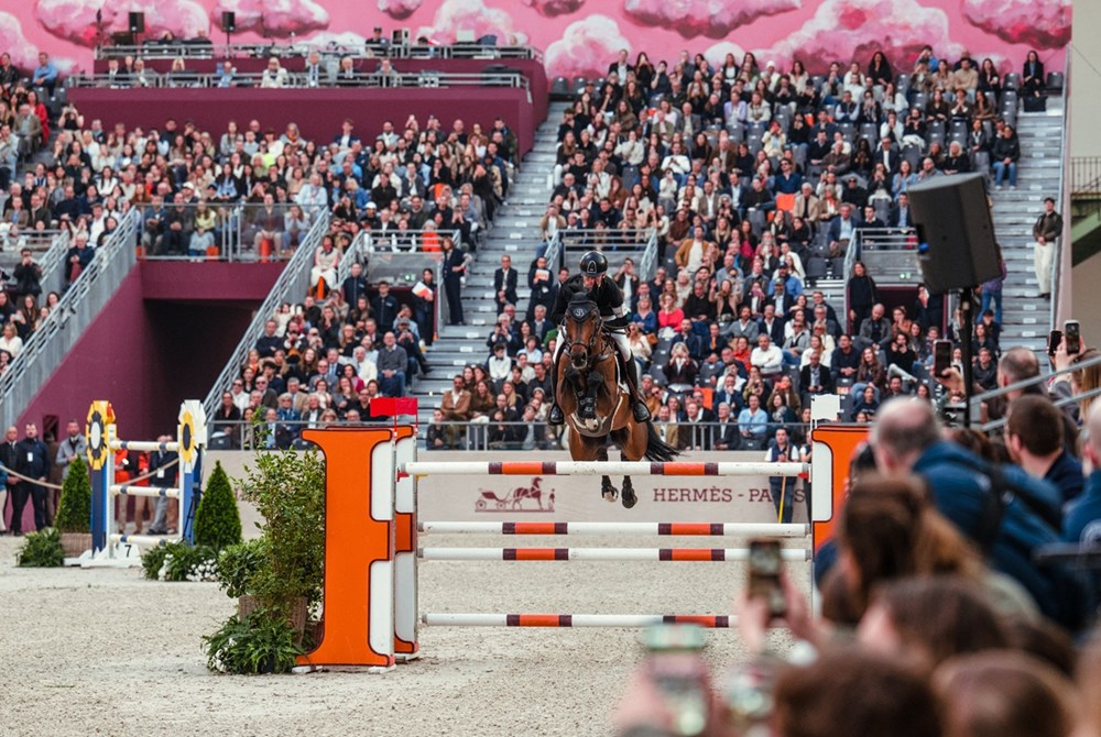 «Saut Hermès 2026».. خيول تسابق الريح بأناقة خالدة في قلب باريس