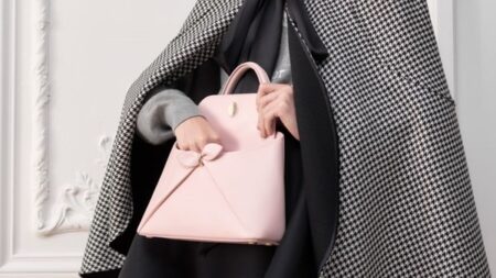 حقيبة «ديور سيغال».. تحفة فنية أنيقة ترافق إطلالاتكِ في ربيع 2026
