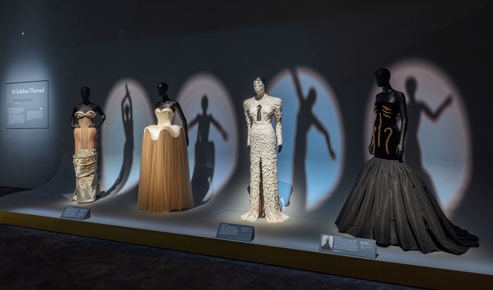 سكياباريللي في متحف «فيكتوريا وألبرت».. الموضة في حضرة الفن السريالي