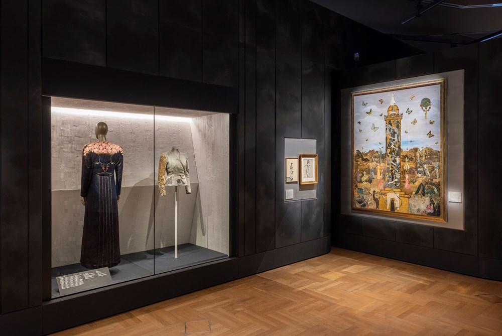 سكياباريللي في متحف «فيكتوريا وألبرت».. الموضة في حضرة الفن السريالي