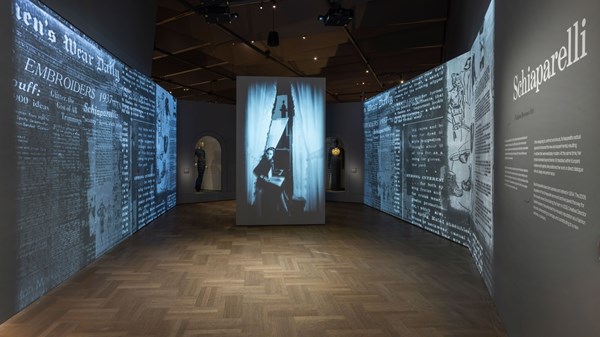 سكياباريللي في متحف «فيكتوريا وألبرت».. الموضة في حضرة الفن السريالي سكياباريللي في متحف «فيكتوريا وألبرت».. الموضة في حضرة الفن السريالي