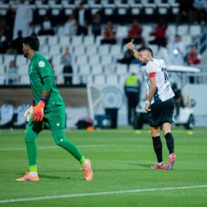 الشباب يهزم الأخدود بهدفين ويعزز مركزه في الدوري