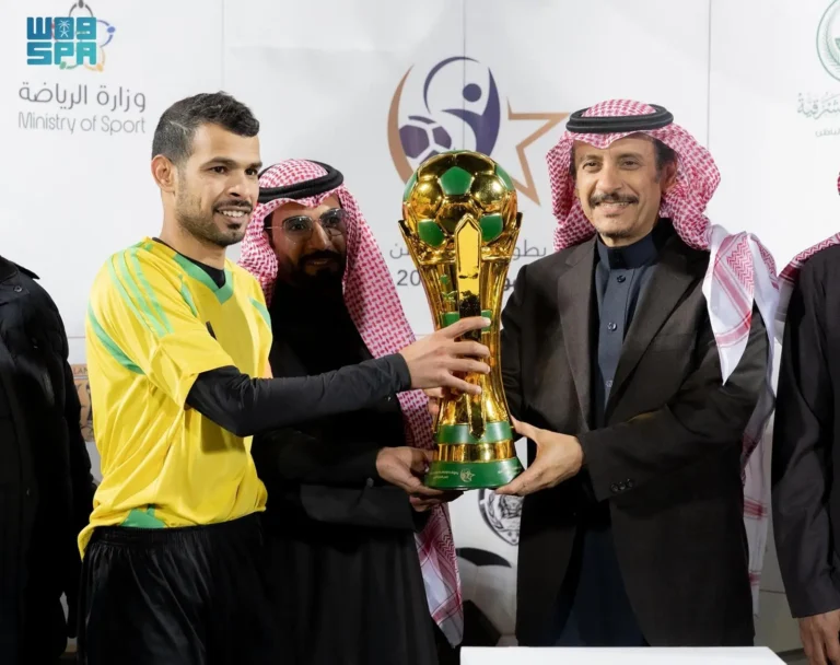 الأمير عبدالرحمن بن عبدالله يتوّج الفائز ببطولة حفر الباطن للمواهب