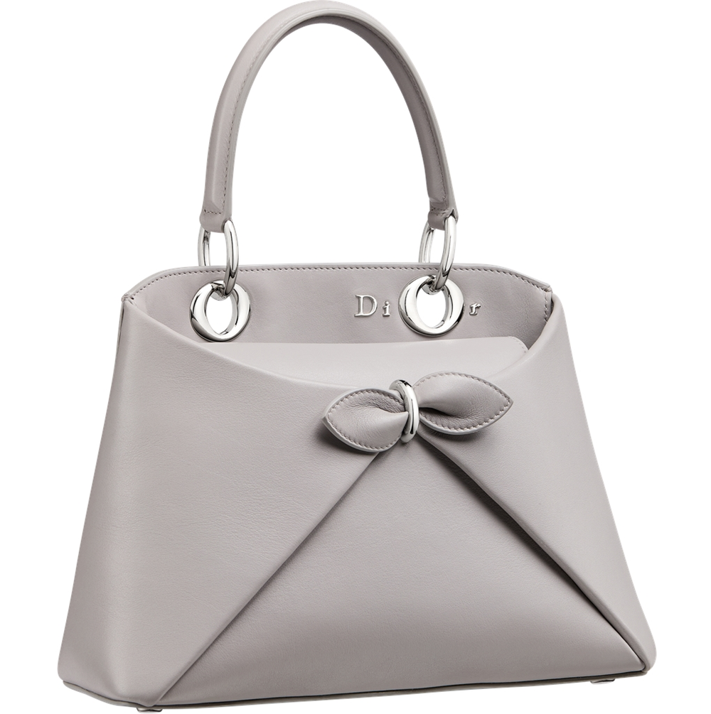 حقيبة «ديور سيغال».. تحفة فنية أنيقة ترافق إطلالاتكِ في ربيع 2026