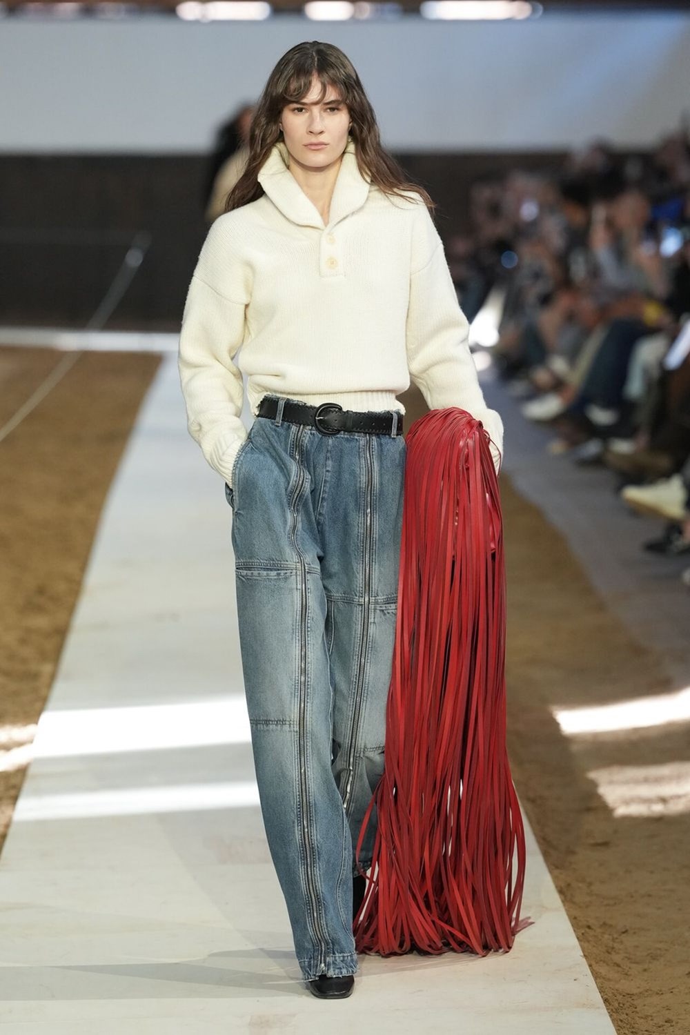 «عام الحصان».. مجموعة مستوحاة من الفروسية لستيلا مكارتني في باريس 2026